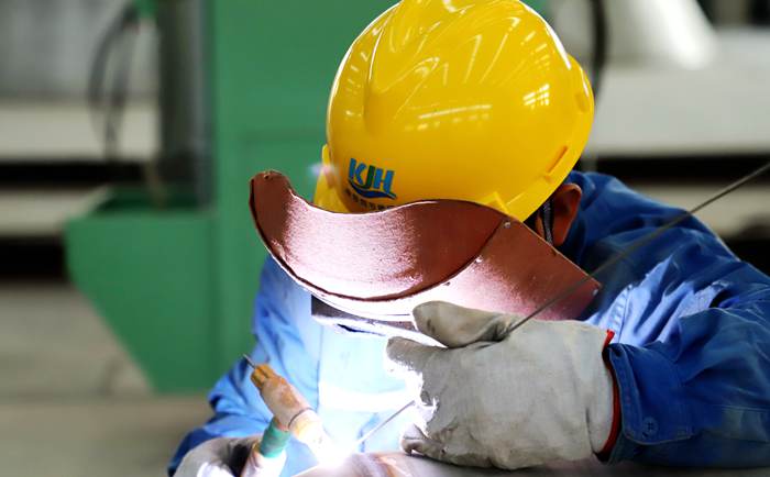 康景辉技术工人干活实景